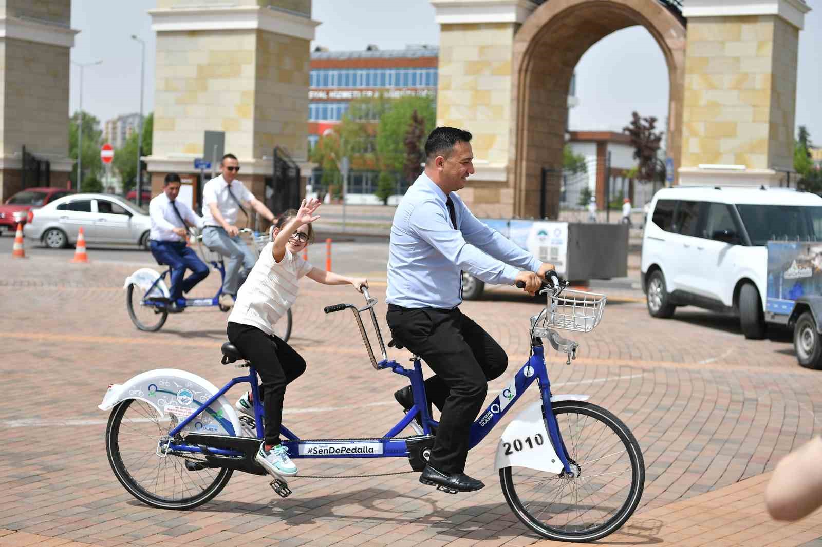 &Ouml;zel vatandaşlar, ilk kez bisiklet s&uuml;rd&uuml;
