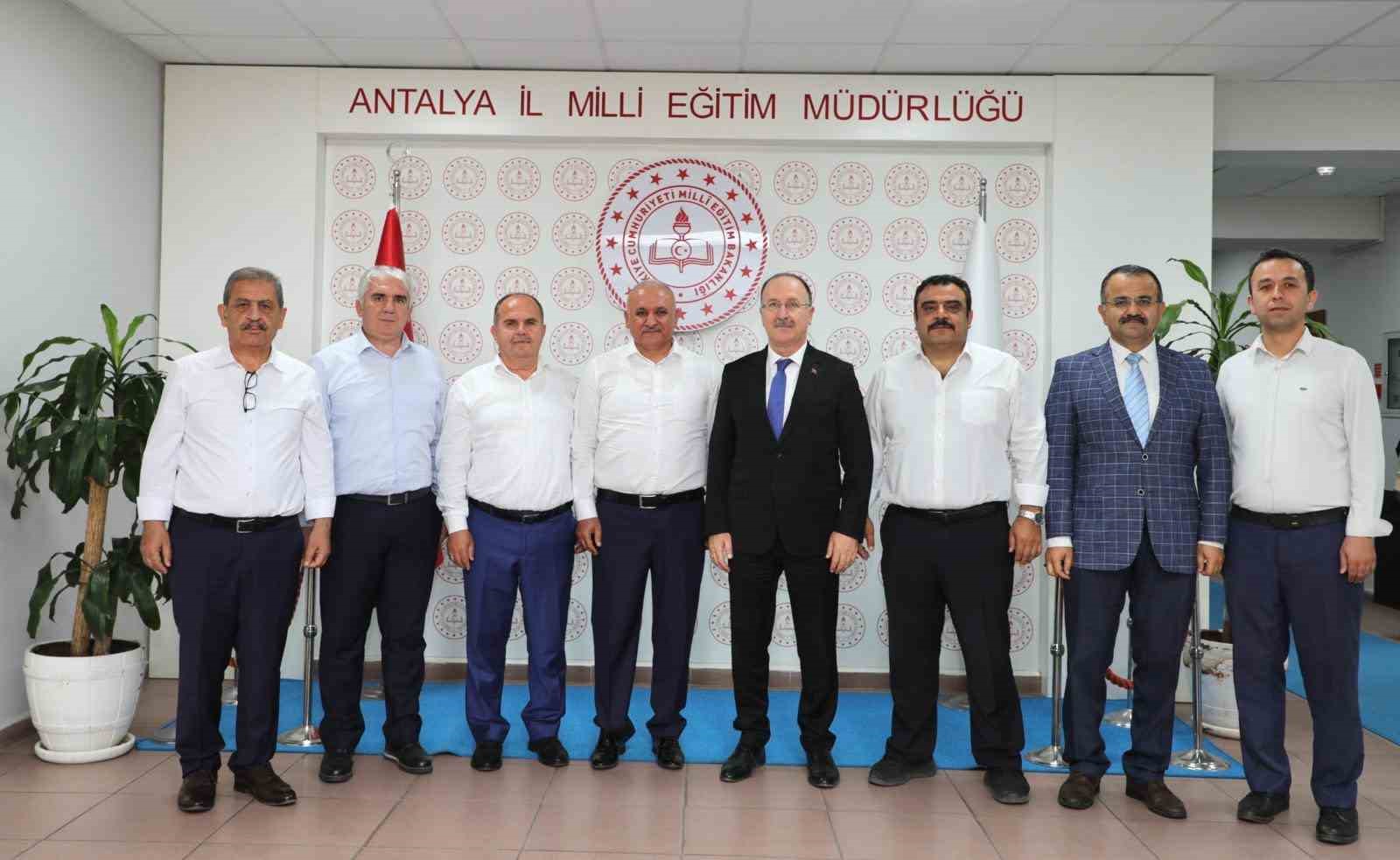 Antalya İl Milli Eğitim M&uuml;d&uuml;r&uuml; Eriş: "Birlikte &uuml;reten, birlikte d&uuml;ş&uuml;nen ve birlikte başaran bir maarif camiası inşa edeceğiz"
