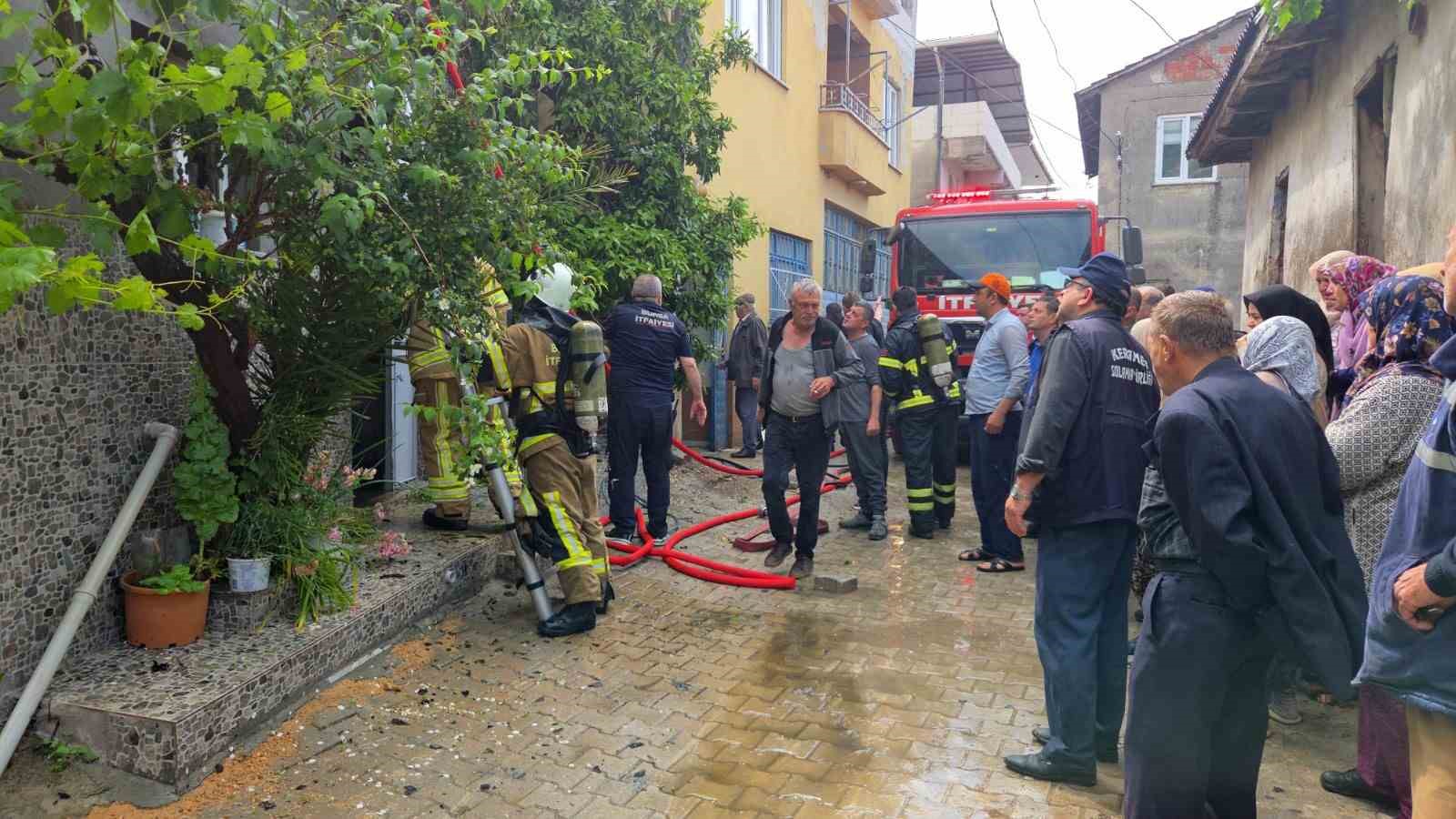 Elektrik tesisatından çıkan yangın evi küle çevirdi