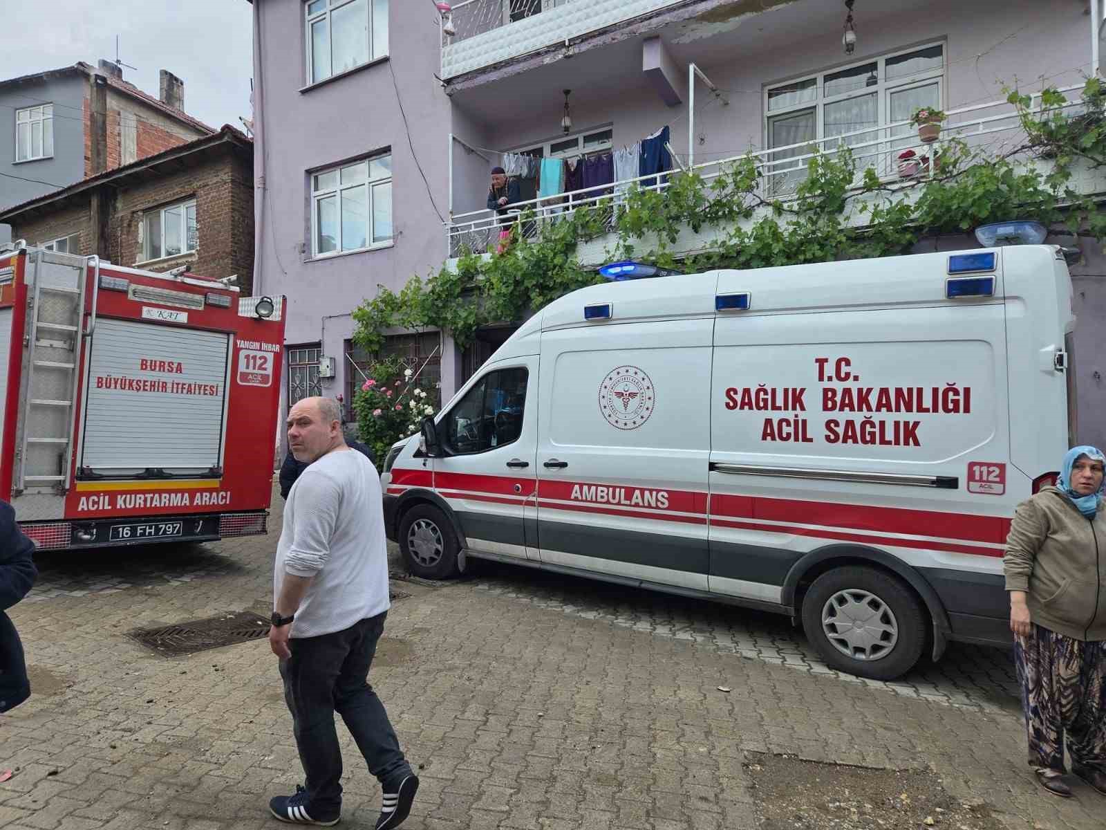 Elektrik tesisatından &ccedil;ıkan yangın evi k&uuml;le &ccedil;evirdi
