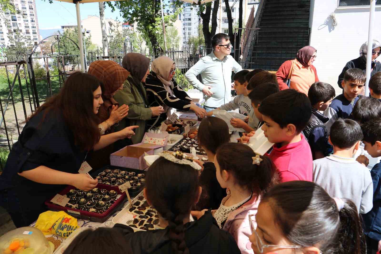 K&uuml;t&uuml;phane i&ccedil;in hayır &ccedil;arşısı d&uuml;zenlediler
