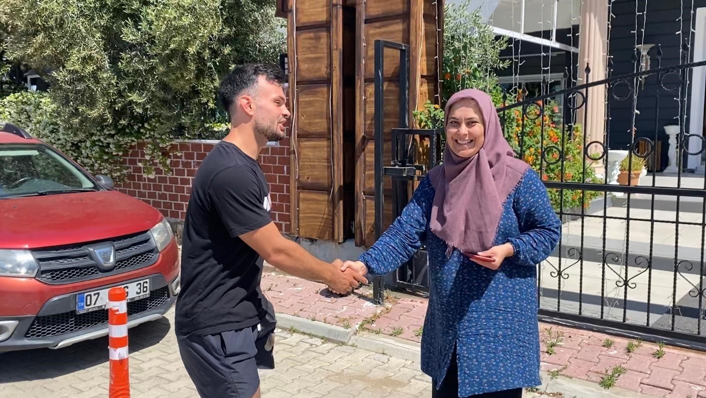 Yıllar önce kaybettiği telefonu geri gelmeyen turist, bulduğu telefona sahibine teslim etti