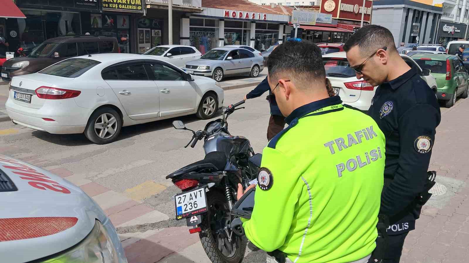 Karaman&rsquo;da ciple motosiklet &ccedil;arpıştı: 2 yaralı
