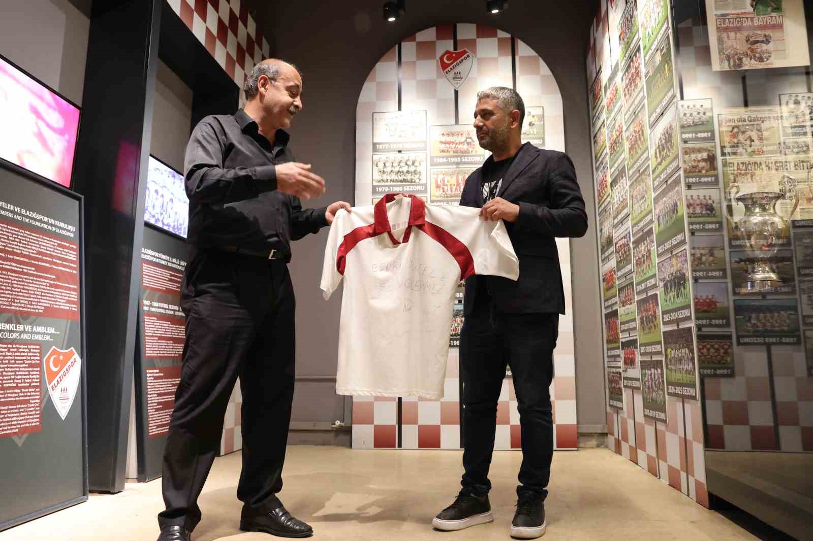 Elazığspor’un ilk kez Süper Lige çıktığı formayı, 23 yıl sonra müzeye bağışladı