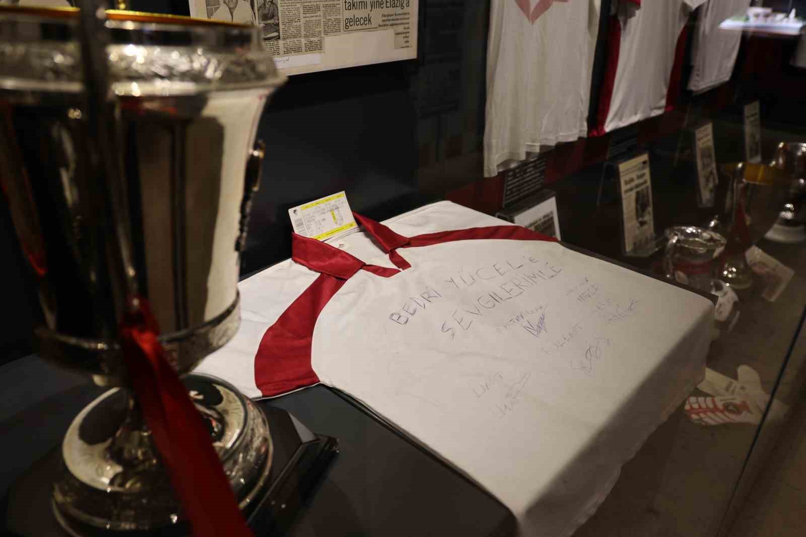 Elazığspor’un ilk kez Süper Lige çıktığı formayı, 23 yıl sonra müzeye bağışladı