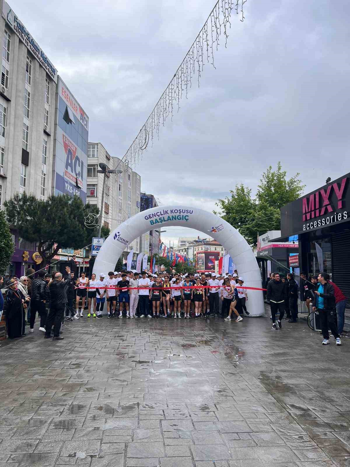 Esenler&rsquo;de 19 Mayıs Coşkusu: Gen&ccedil;lik Koşusu&rsquo;nda şampiyonlar belli oldu
