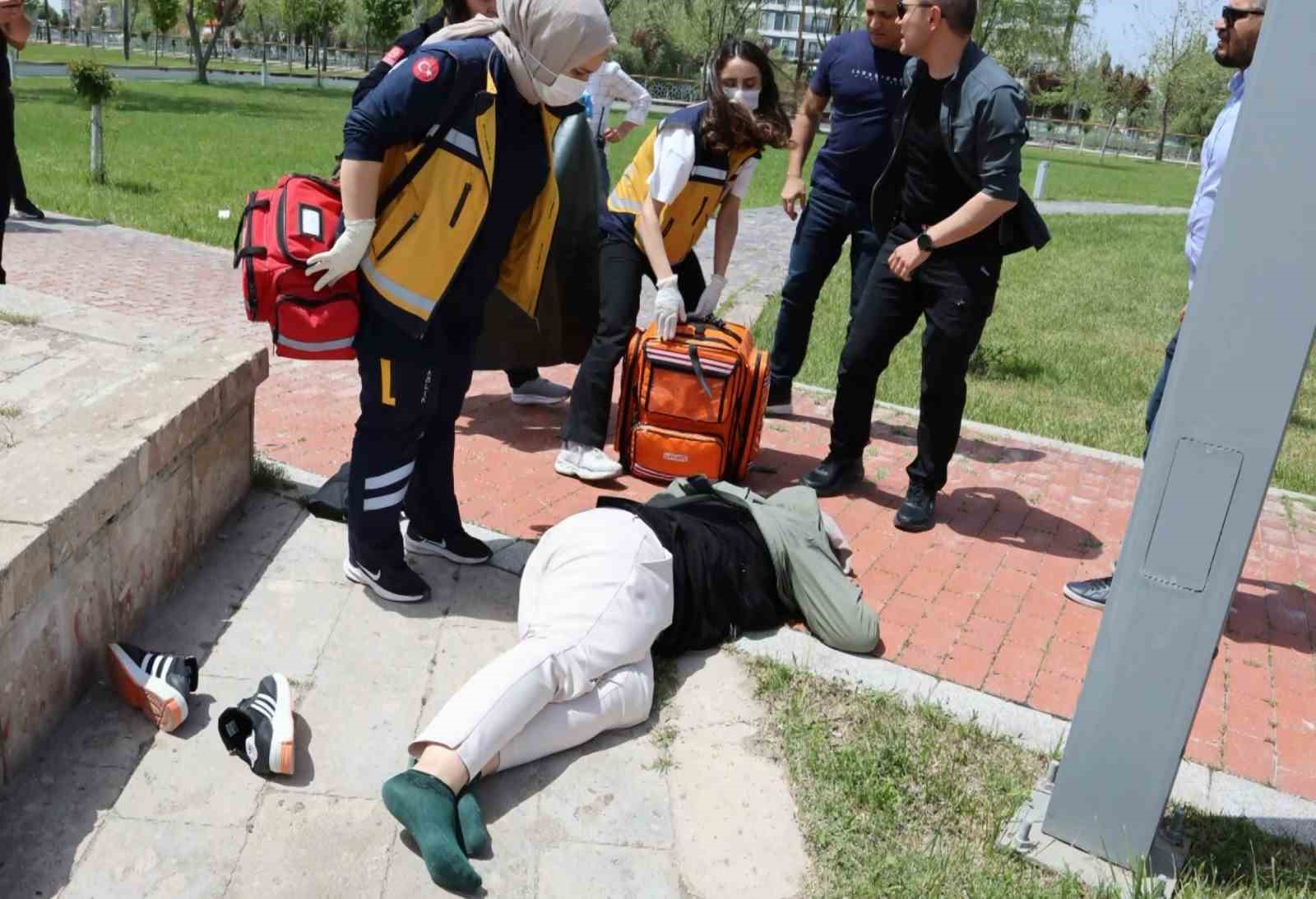 Tabancayla yaralanmış halde bulunan kadın kendini vurmuş