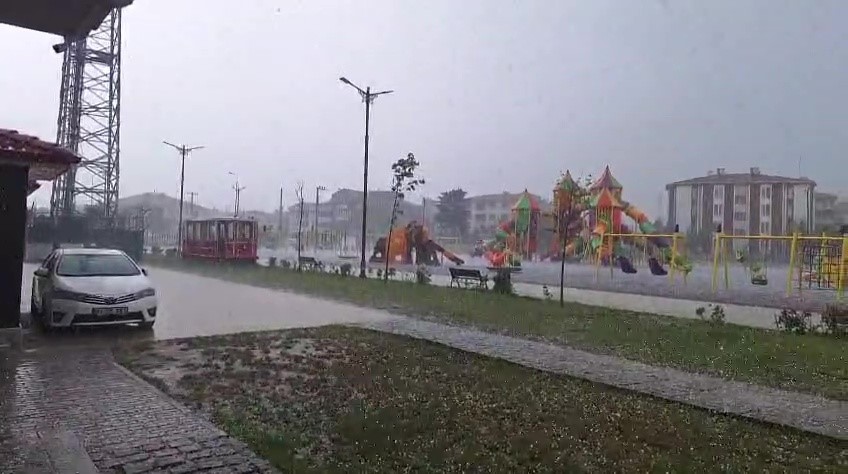 Şehir merkezinde dolu yağışı etkili oldu
