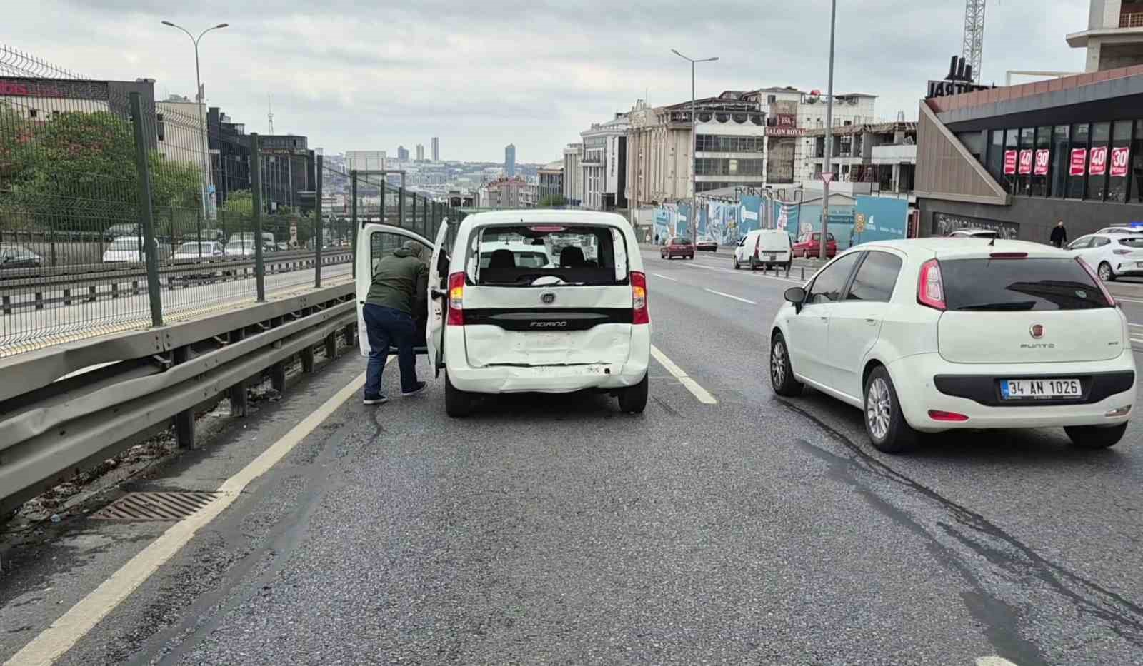 Beylikd&uuml;z&uuml;&rsquo;nde d&uuml;ğ&uuml;n konvoyunda zincirleme kaza: 3 yaralı
