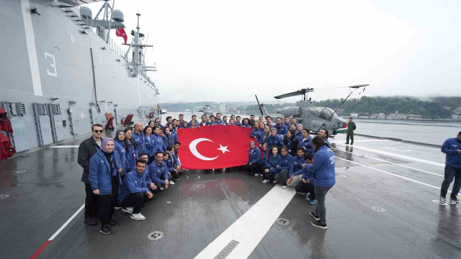 Gençler, TCG Anadolu ile Samsun’a doğru tarihi yolculuk yapıyor