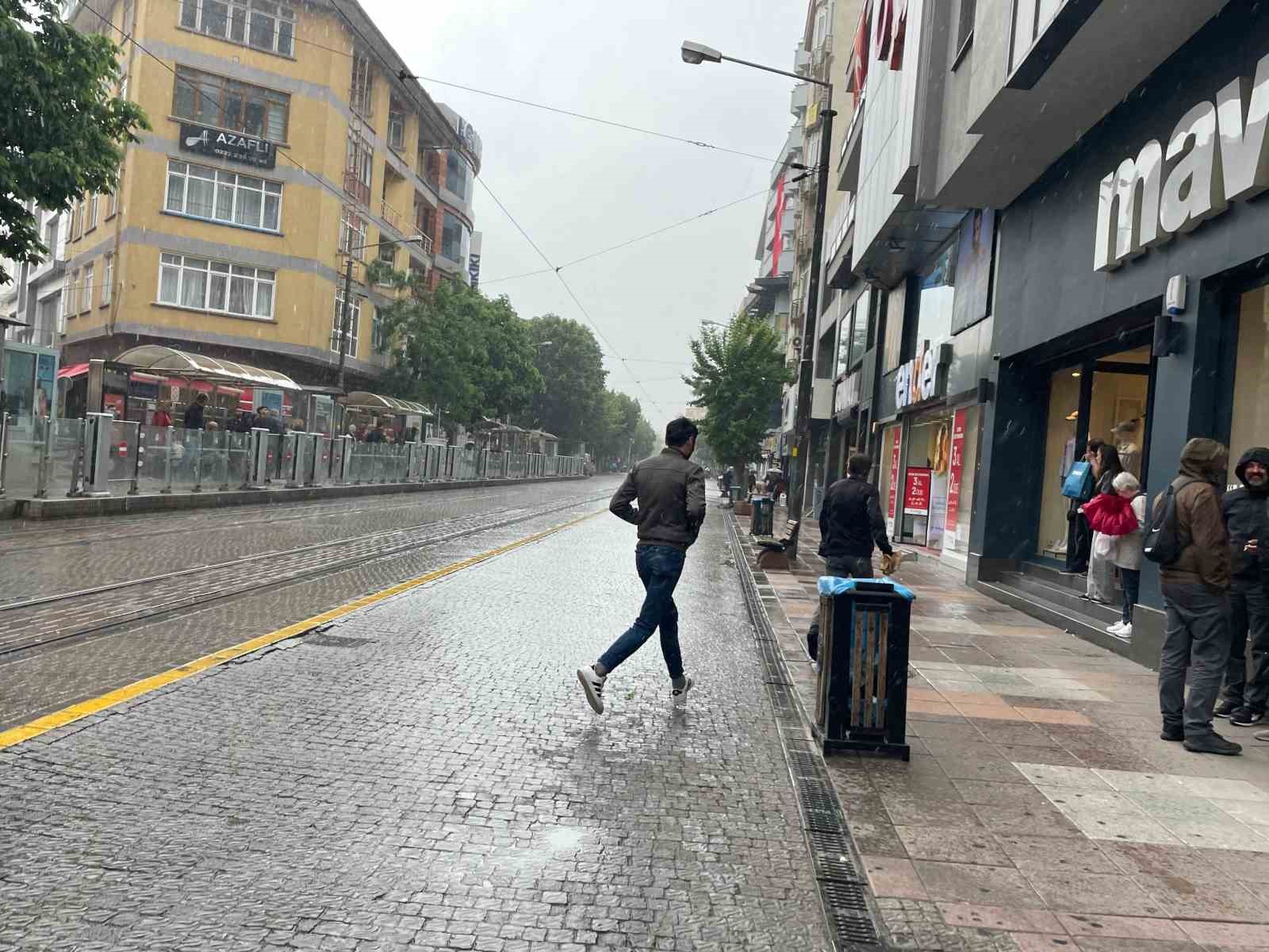 Eskişehir&rsquo;de yağmur vatandaşlara zor anlar yaşattı
