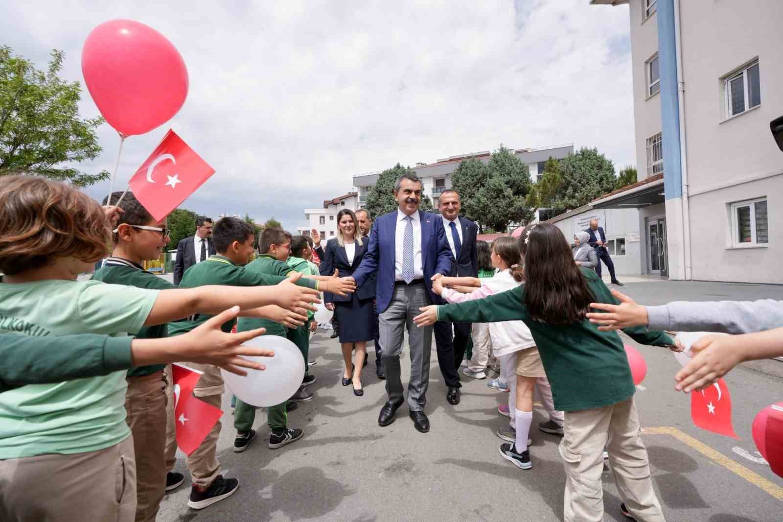Bakan Tekin Atatürk İlkokulu’nu ziyaret etti, bayrak törenine katıldı