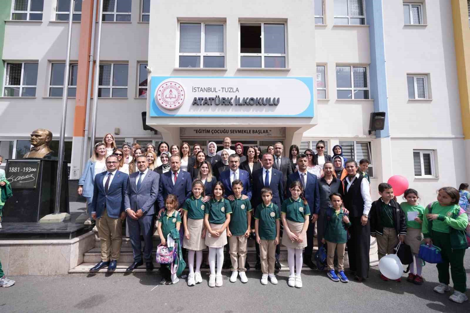 Bakan Tekin Atatürk İlkokulu’nu ziyaret etti, bayrak törenine katıldı