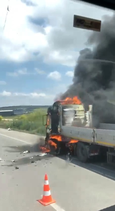 Tır alev topuna d&ouml;nd&uuml;
