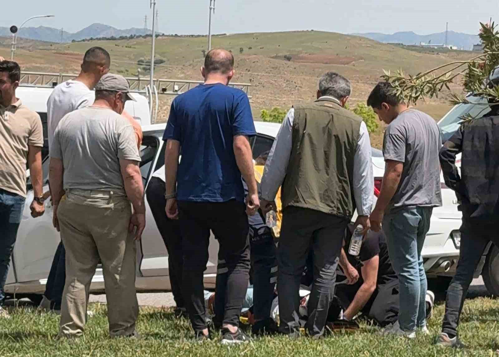 S&uuml;r&uuml;c&uuml;s&uuml;n&uuml;n kontrol&uuml;nden &ccedil;ıkan otomobil savruldu: 1 yaralı
