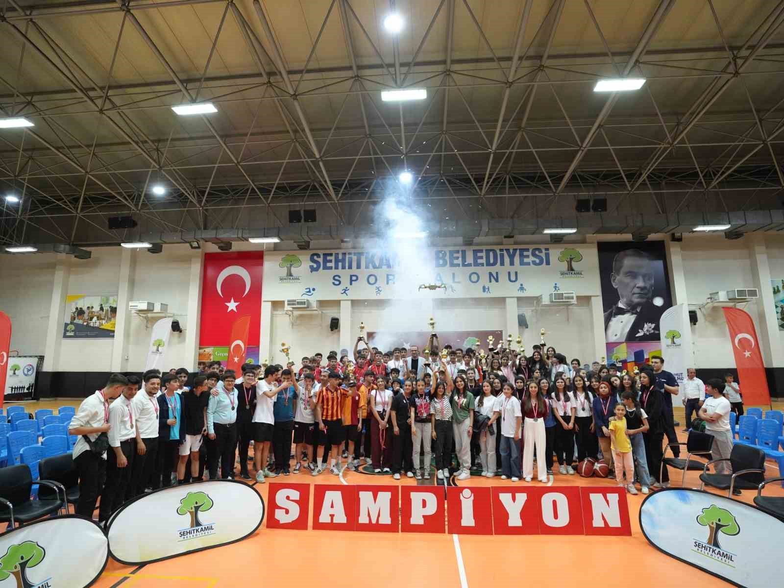 Şehitkamil&rsquo;de başarılı sporcular &ouml;d&uuml;llendirildi
