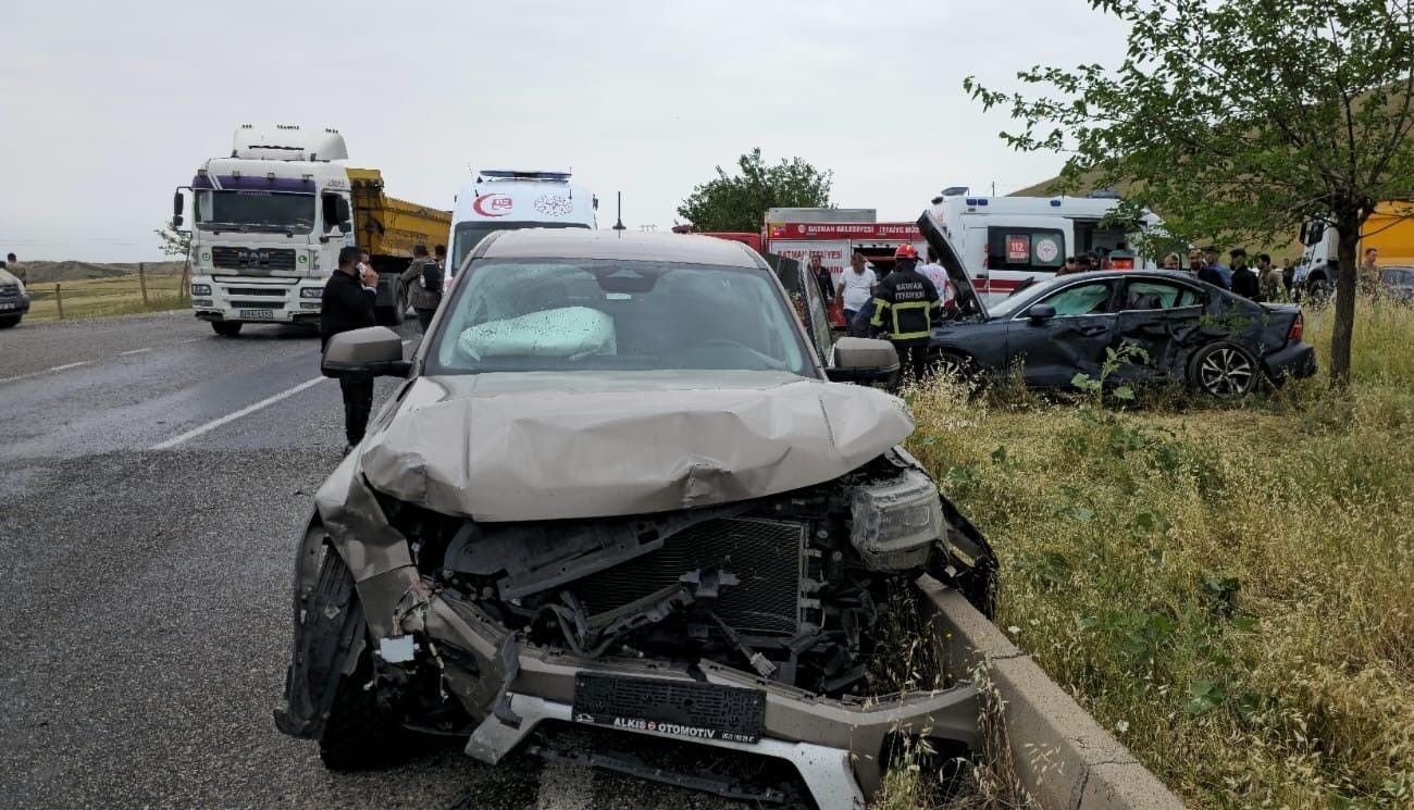 Diyarbakır’da otomobil ile kamyonet çarpıştı: 1 ölü, 3 yaralı