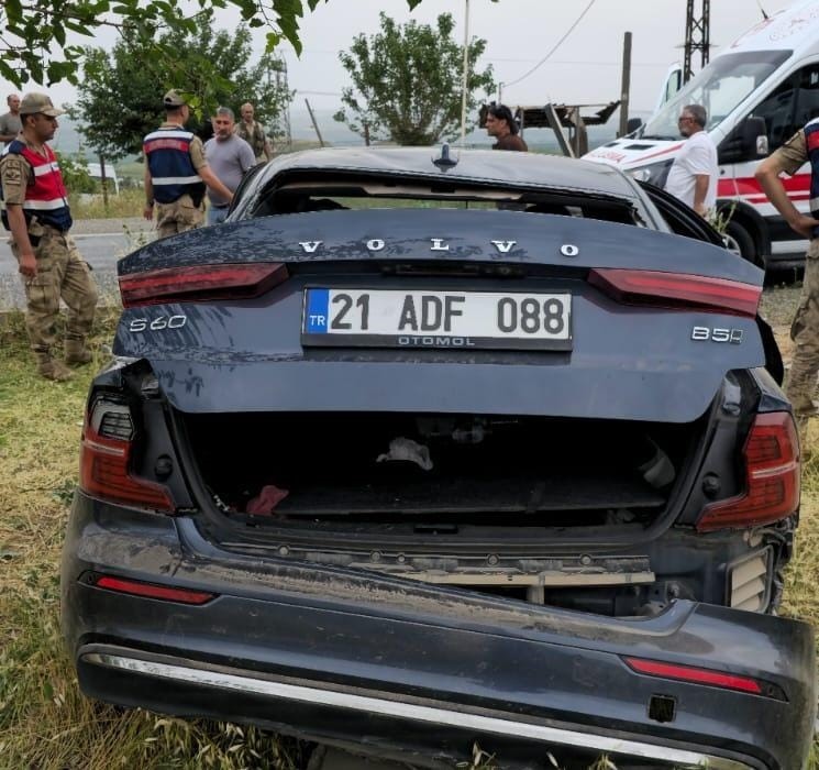 Diyarbakır&rsquo;da otomobil ile kamyonet &ccedil;arpıştı: 1 &ouml;l&uuml;, 3 yaralı
