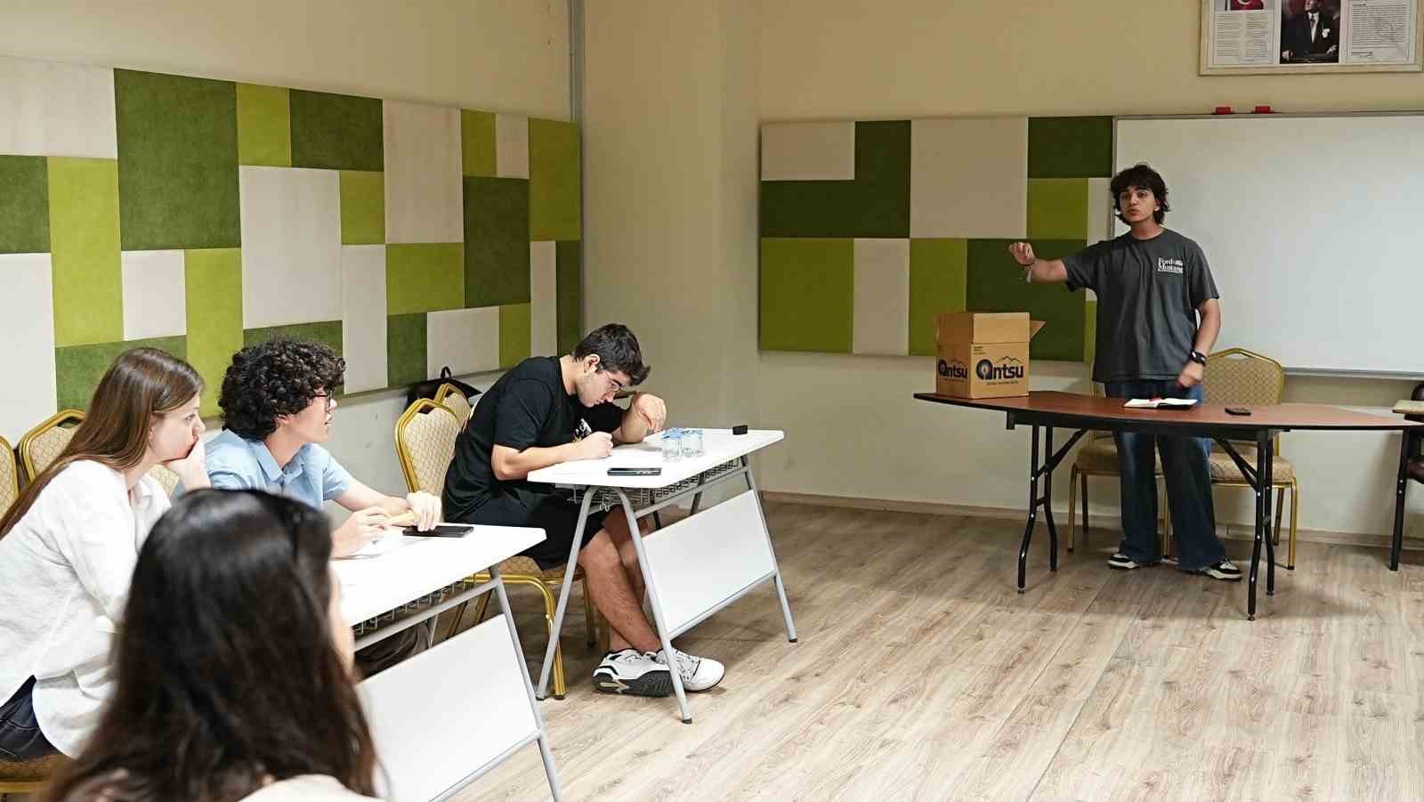 Kepez’de gençler münazara turnuvasında buluştu
