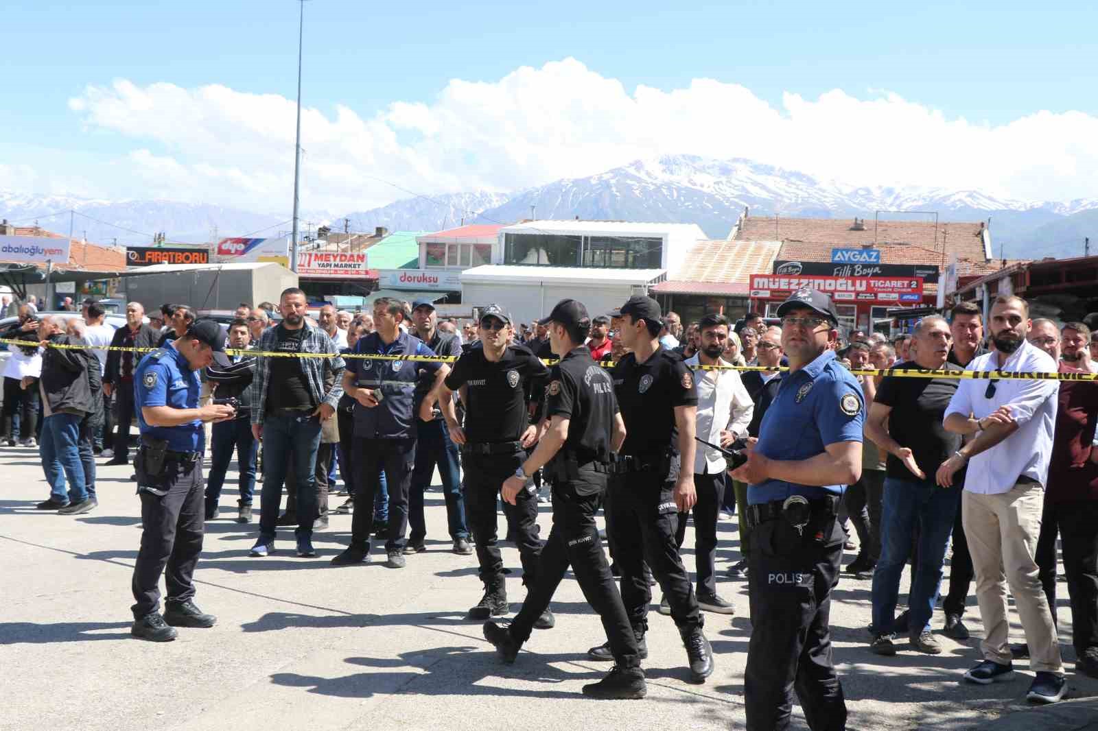 Erzincan’da ahşap sıralı dükkanların çatısında çıkan yangına müdahale ediliyor