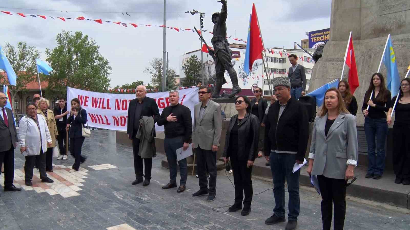 Kırım Tatar T&uuml;rkleri&rsquo;nin S&uuml;rg&uuml;n&uuml;&rsquo;n&uuml;n 81. yıl d&ouml;n&uuml;m&uuml; Ulus Meydanı&rsquo;nda anıldı
