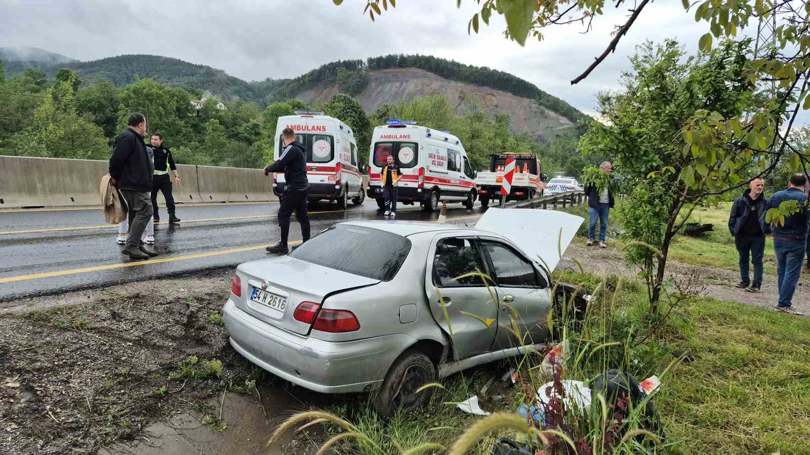 Bolu Dağında otomobil kanala uçtu; 3 yaralı
