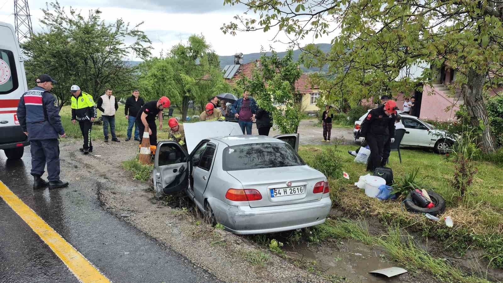 Bolu Dağında otomobil kanala u&ccedil;tu; 3 yaralı
