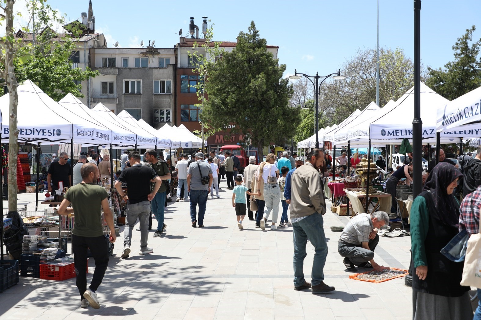 Nostalji ve geçmişe ilgi duyanlar Melikgazi Antika Pazarı’nda buluşuyor
