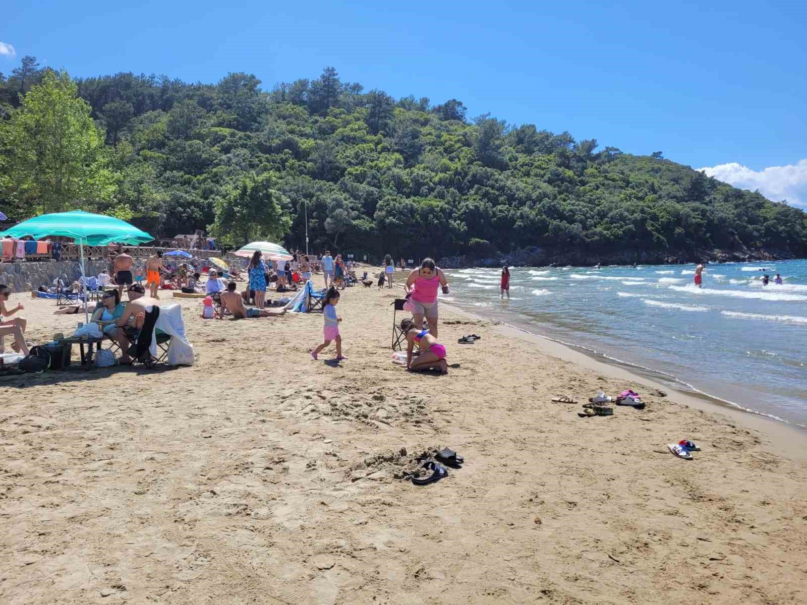 G&uuml;neşli hava sahillerini doldurdu
