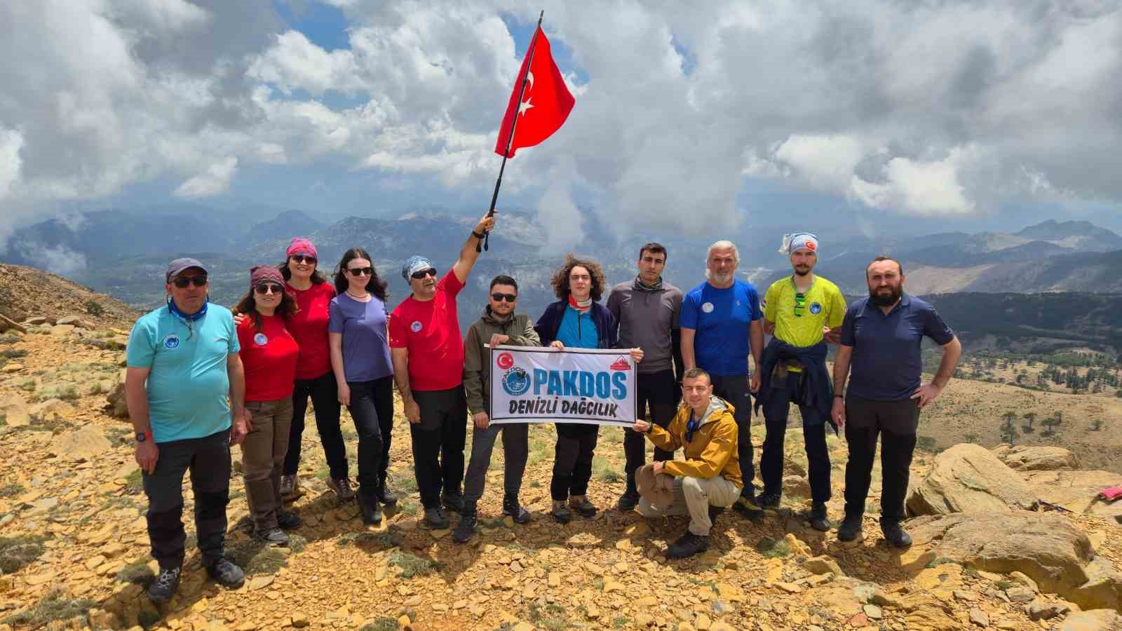 Denizlili Dağcılar 2 bin 295 metrede Türk bayrağını dalgalandırdı