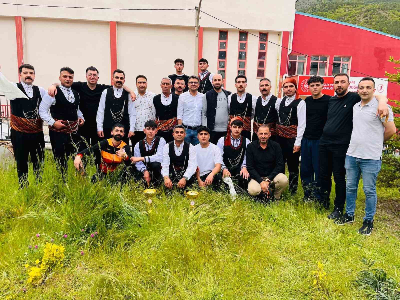 Ağrı ekibi halk oyunları bölge finallerinde birinci oldu