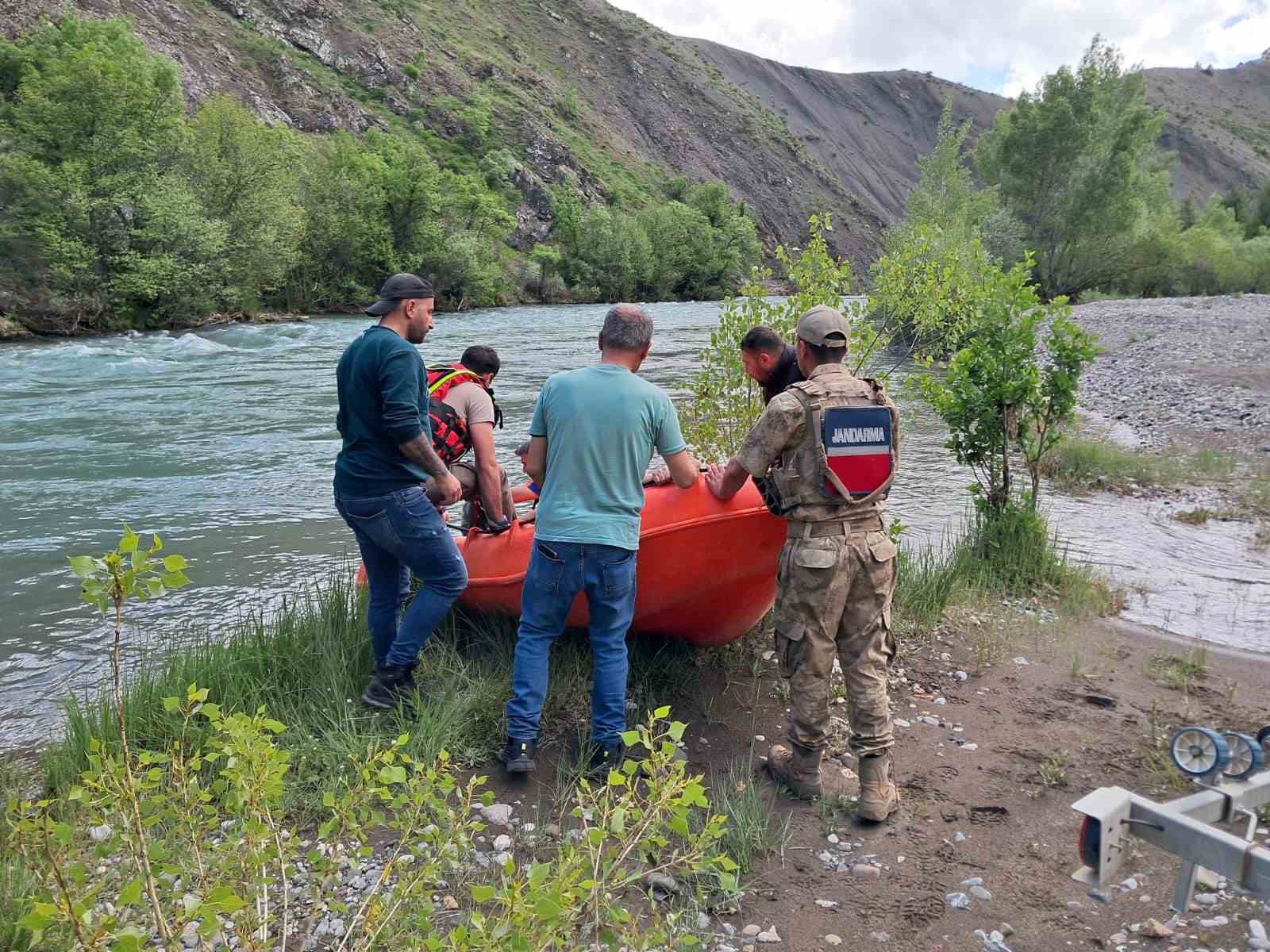 Munzur Nehri’nde mahsur kalan vatandaşı ekipler kurtardı