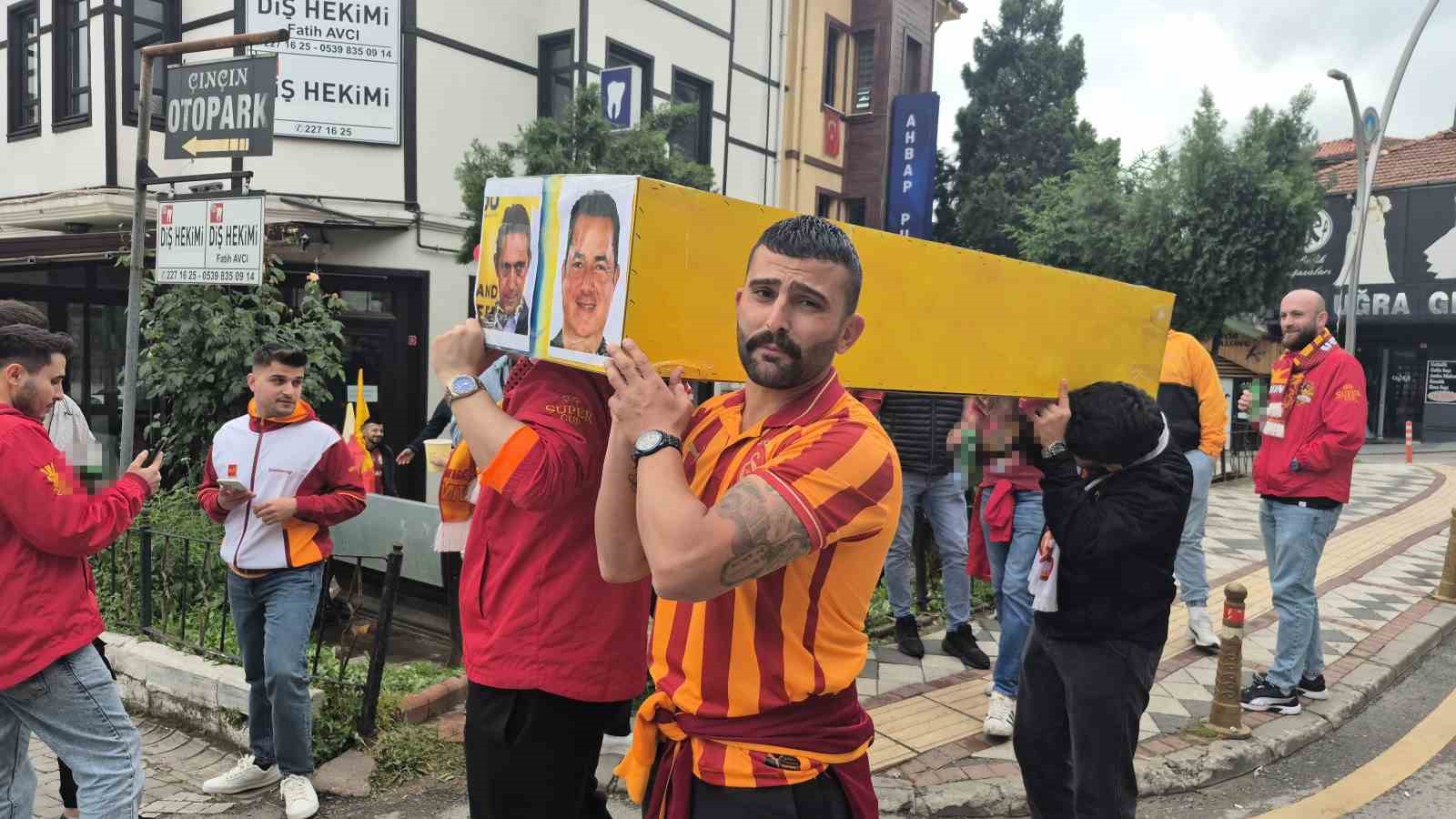 Galatasaraylı taraftarlar sarı-lacivert renkli tabutla yürüdü