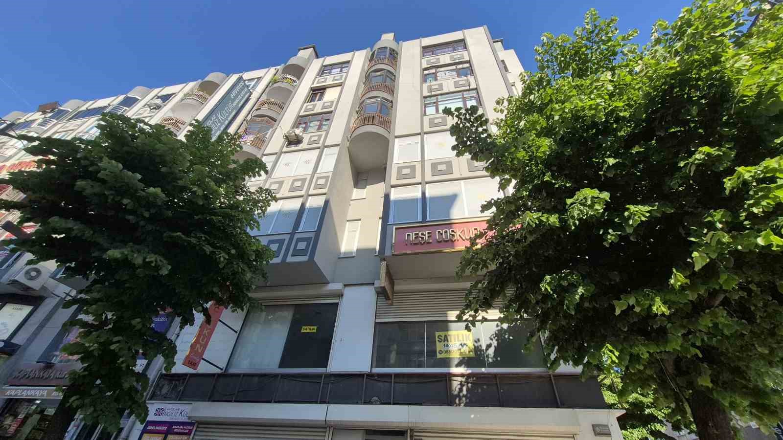 Avcılar’da binadan kopan beton parçaları bir kadının kafasına düştü