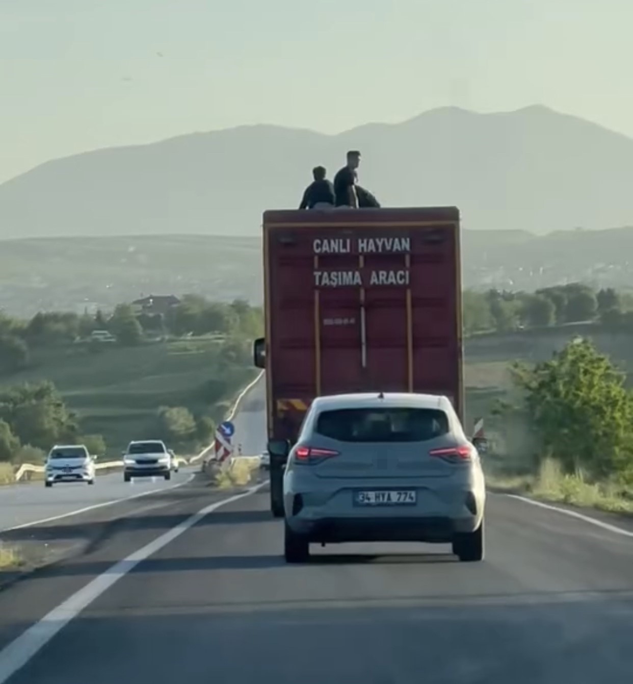 Kamyonun üzerinde tehlikeli yolculuk kamerada
