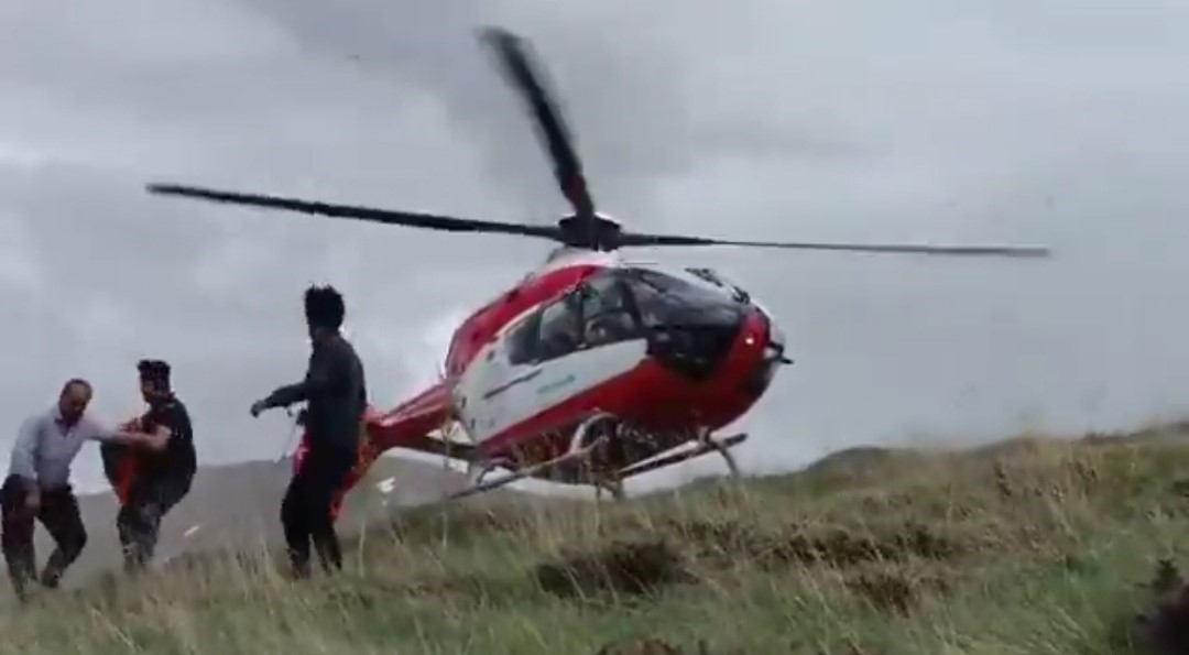 Van&rsquo;da dağda mahsur kalan şahıs helikopter ambulansla kurtarıldı
