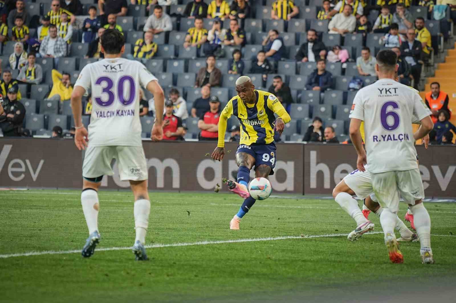 Trendyol Süper Lig: Fenerbahçe: 1 - Eyüpspor: 0 (İlk yarı)