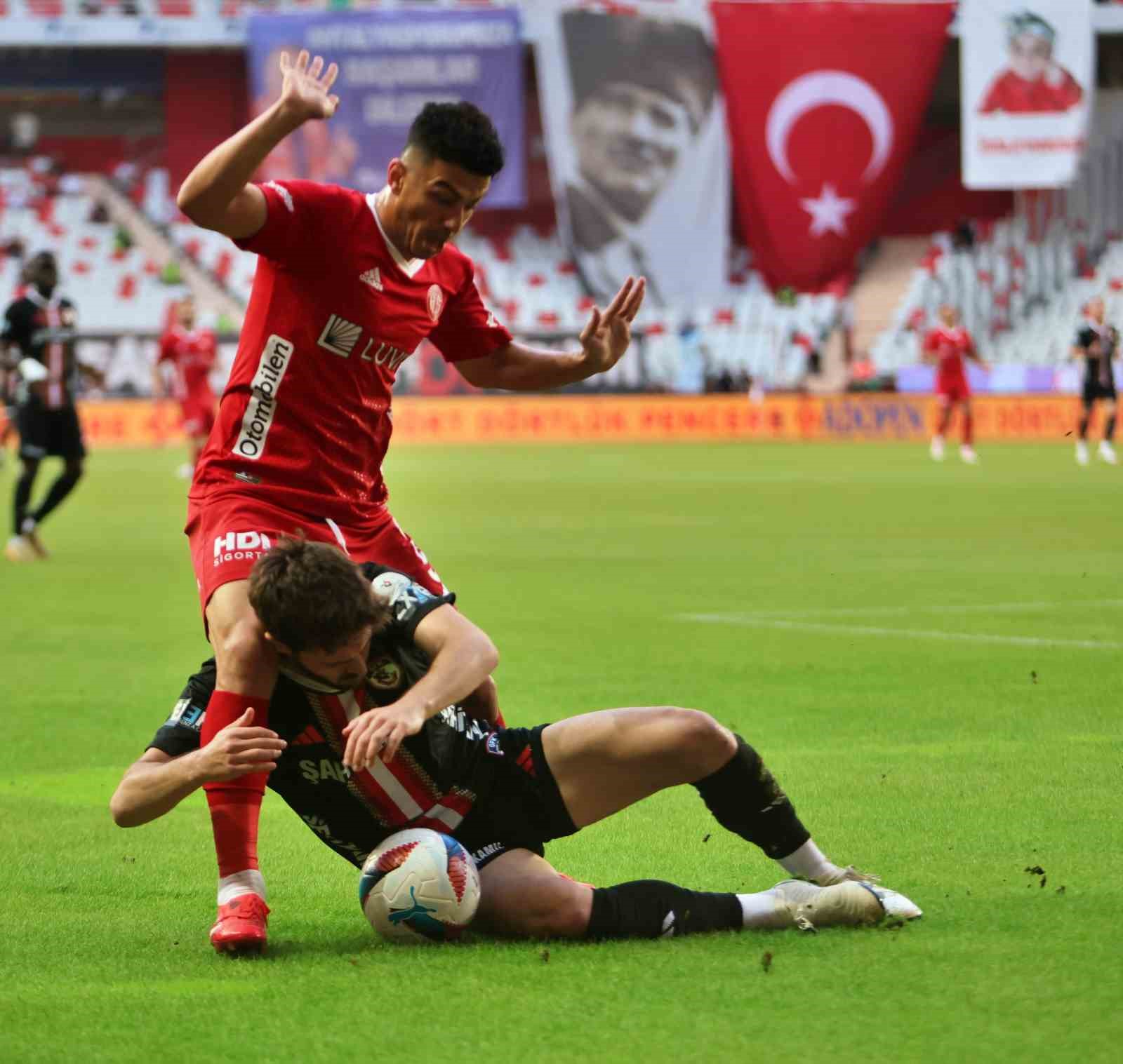 Trendyol Süper Lig: Antalyaspor: 0 - Gaziantep FK: 0 (İlk yarı)