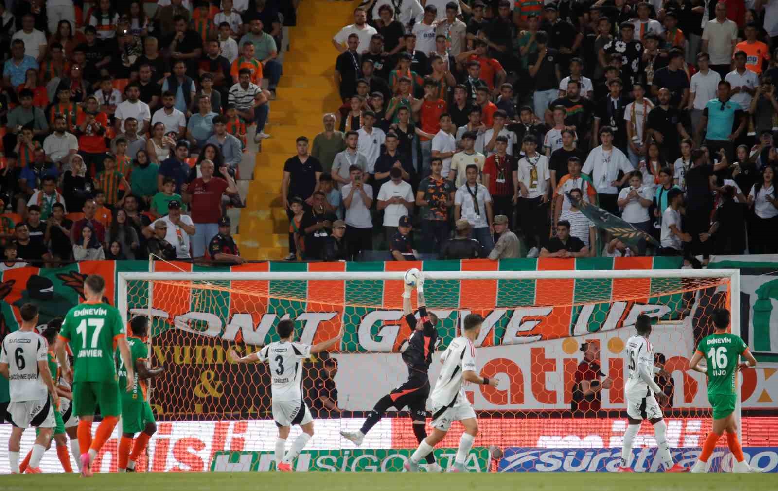 Trendyol S&uuml;per Lig: Alanyaspor: 1 - Beşiktaş:0 (İlk yarı)
