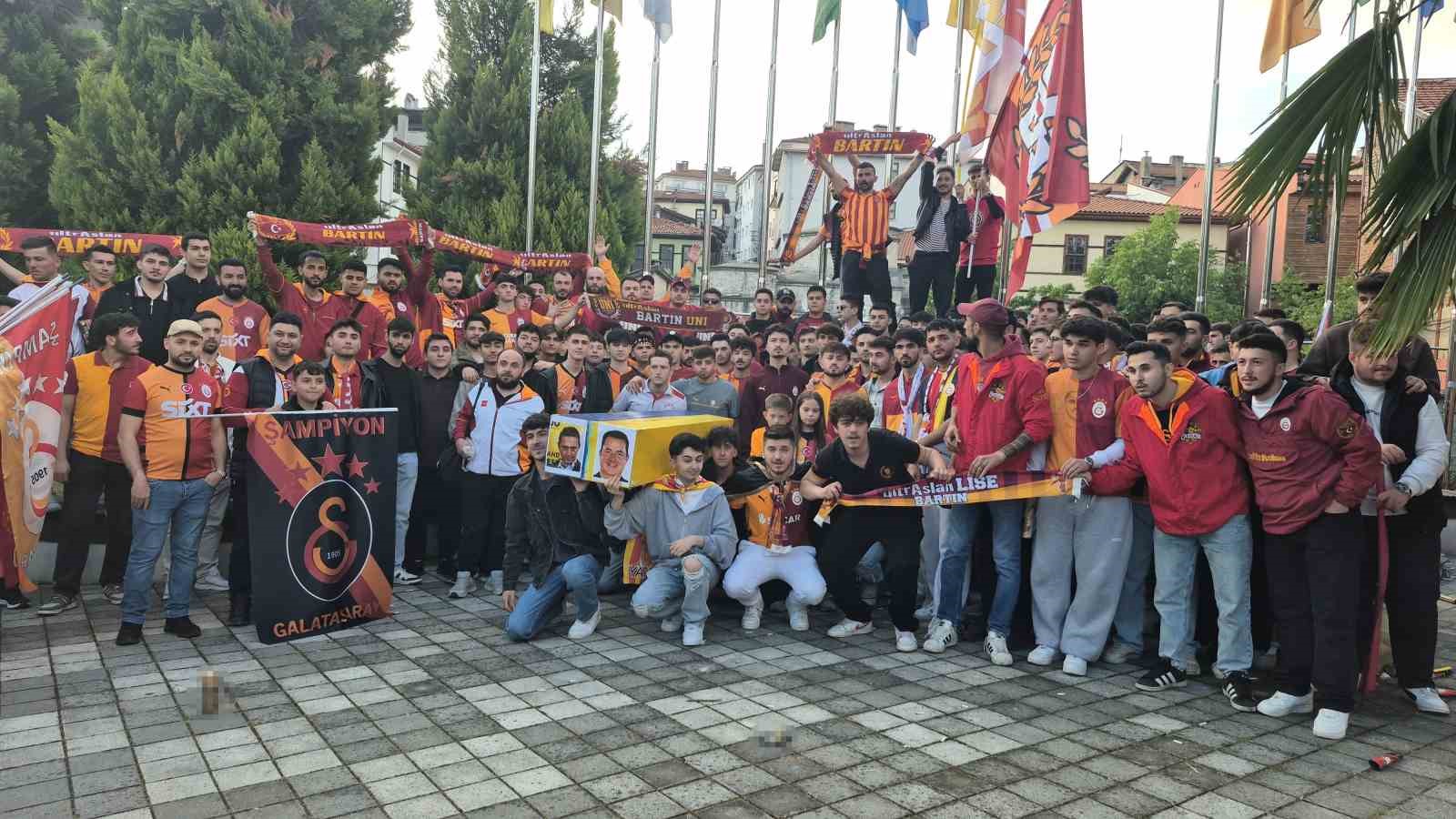 Bartın&rsquo;da Galatasaray taraftarlarından ilgin&ccedil; g&ouml;r&uuml;nt&uuml;ler
