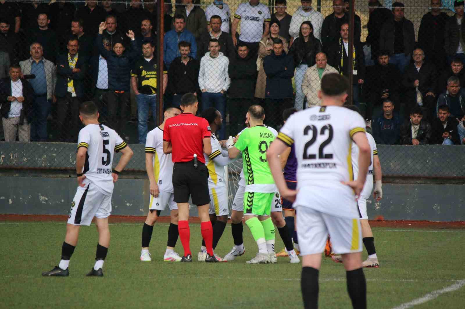 Karab&uuml;k&rsquo;te amat&ouml;r ma&ccedil;ta sinirler gerildi
