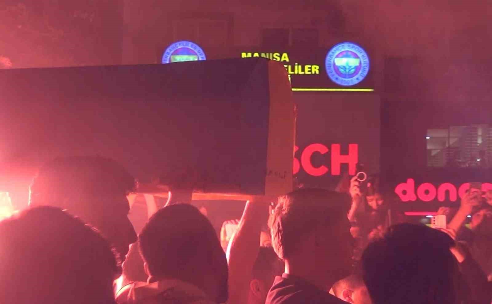 Galatasaray&rsquo;ın şampiyonluğu Manisa&rsquo;da coşkuyla kutlandı
