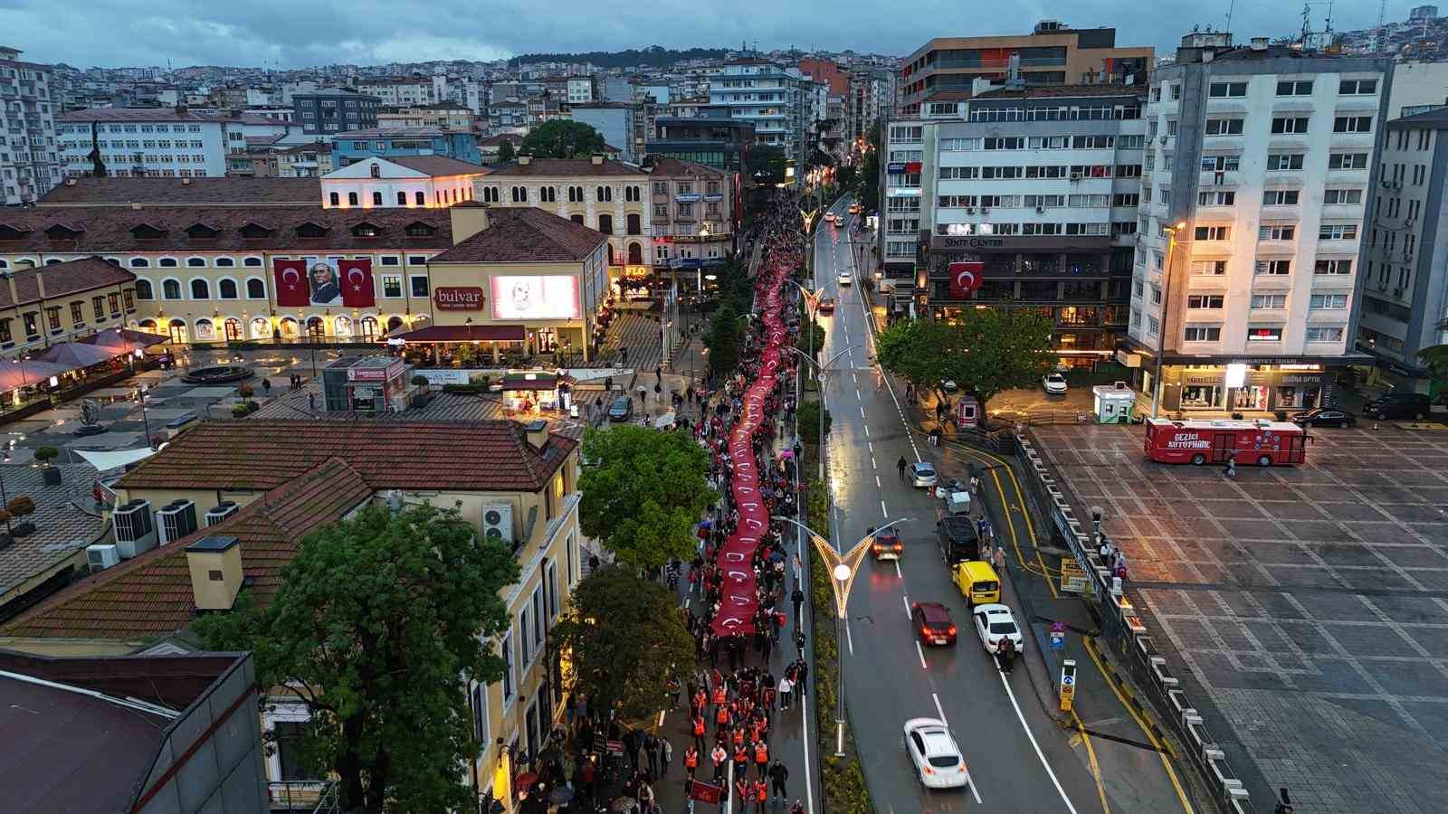 Samsun’da 1919 metrelik bayrakla yağmur altında "Bayrak ve Fener Alayı" yürüyüşü