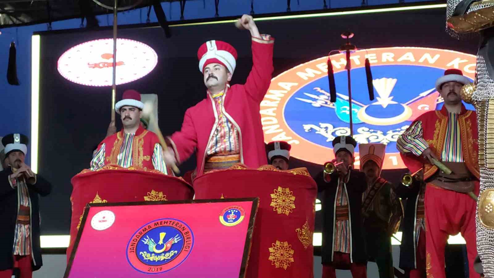 Samsun’da 1919 metrelik bayrakla yağmur altında "Bayrak ve Fener Alayı" yürüyüşü
