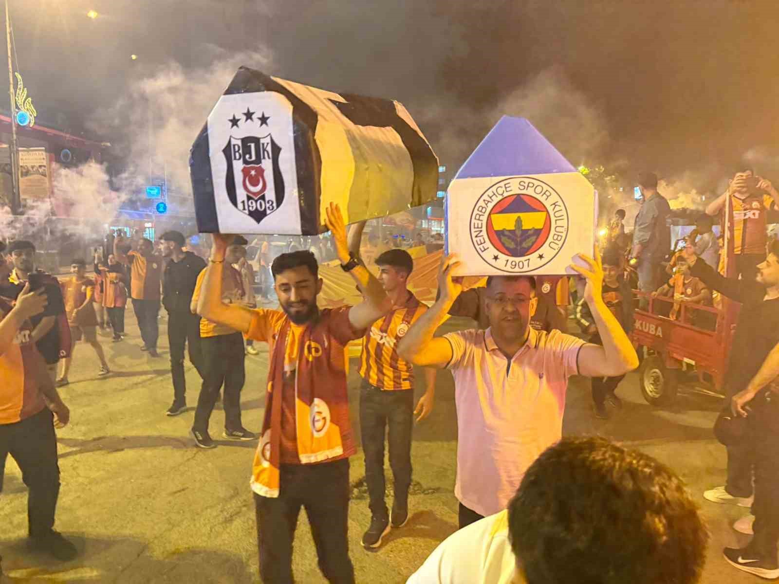 Iğdır’da Galatasaraylı taraftarlar şampiyonluğu Fenerbahçe ve Beşiktaş tabutu ile kutladı