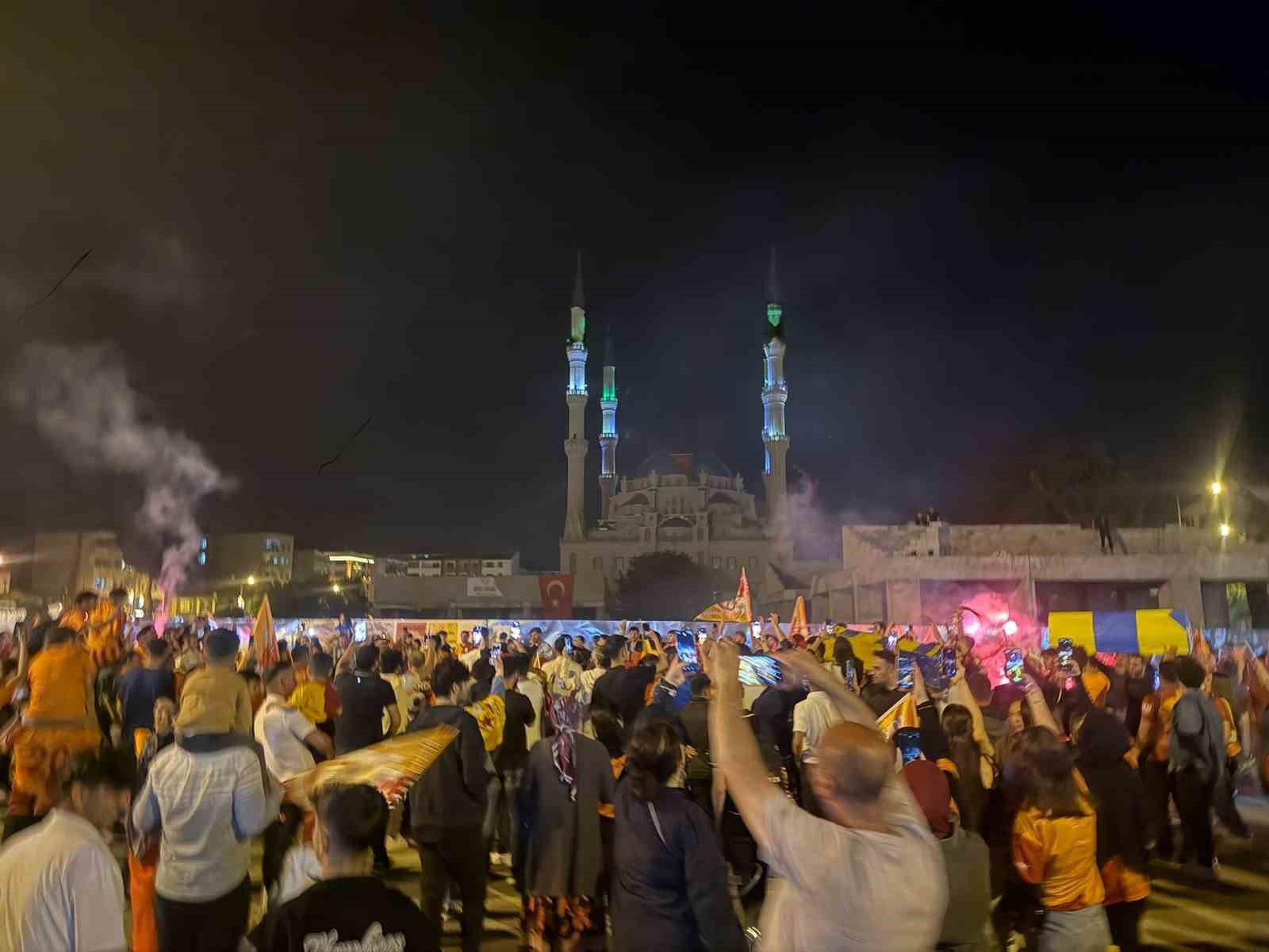 Iğdır&rsquo;da Galatasaraylı taraftarlar şampiyonluğu Fenerbah&ccedil;e ve Beşiktaş tabutu ile kutladı
