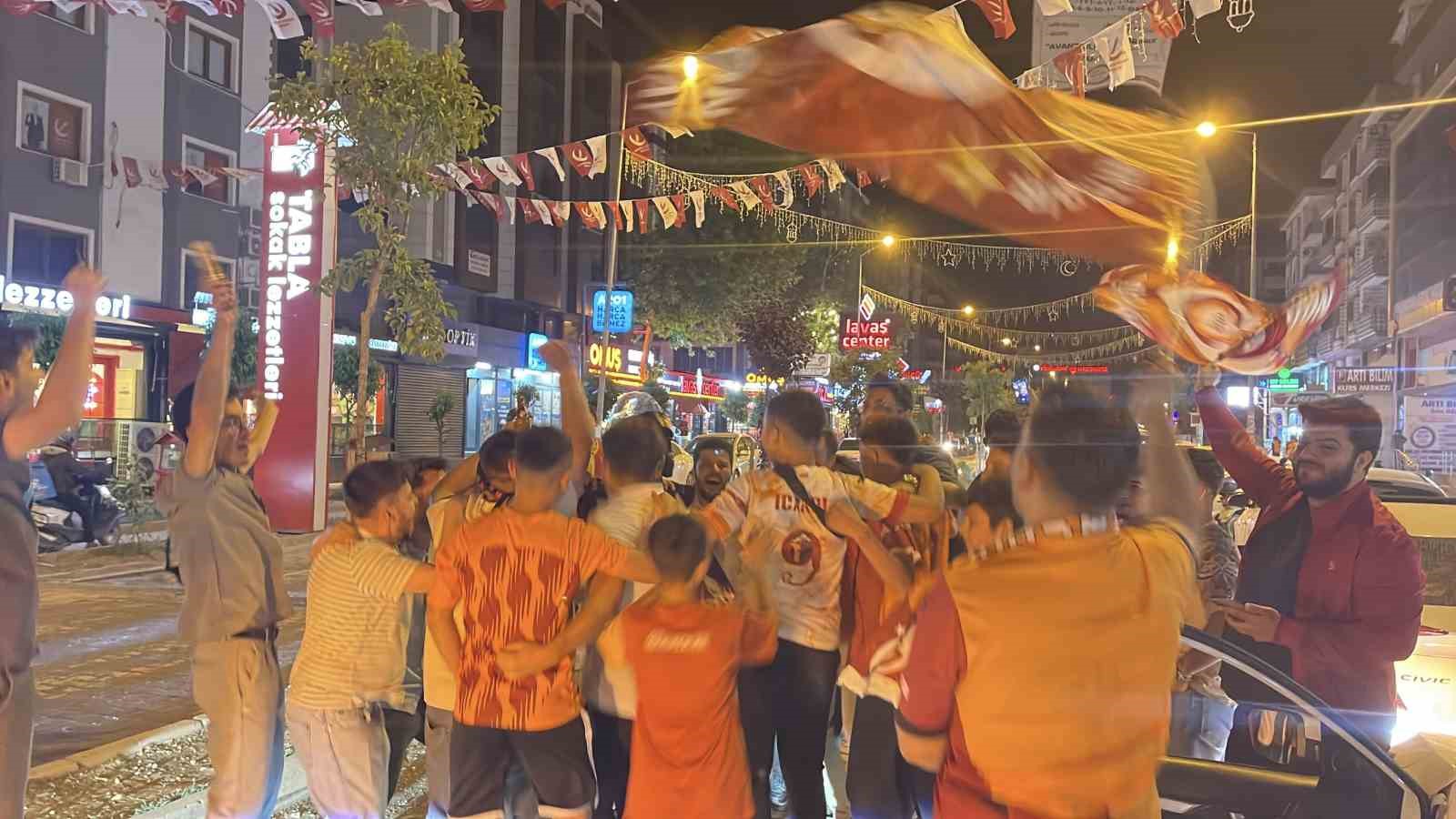 Osmaniye&rsquo;de Galatasaray&rsquo;ın şampiyonluk coşkusu zirve yaptı
