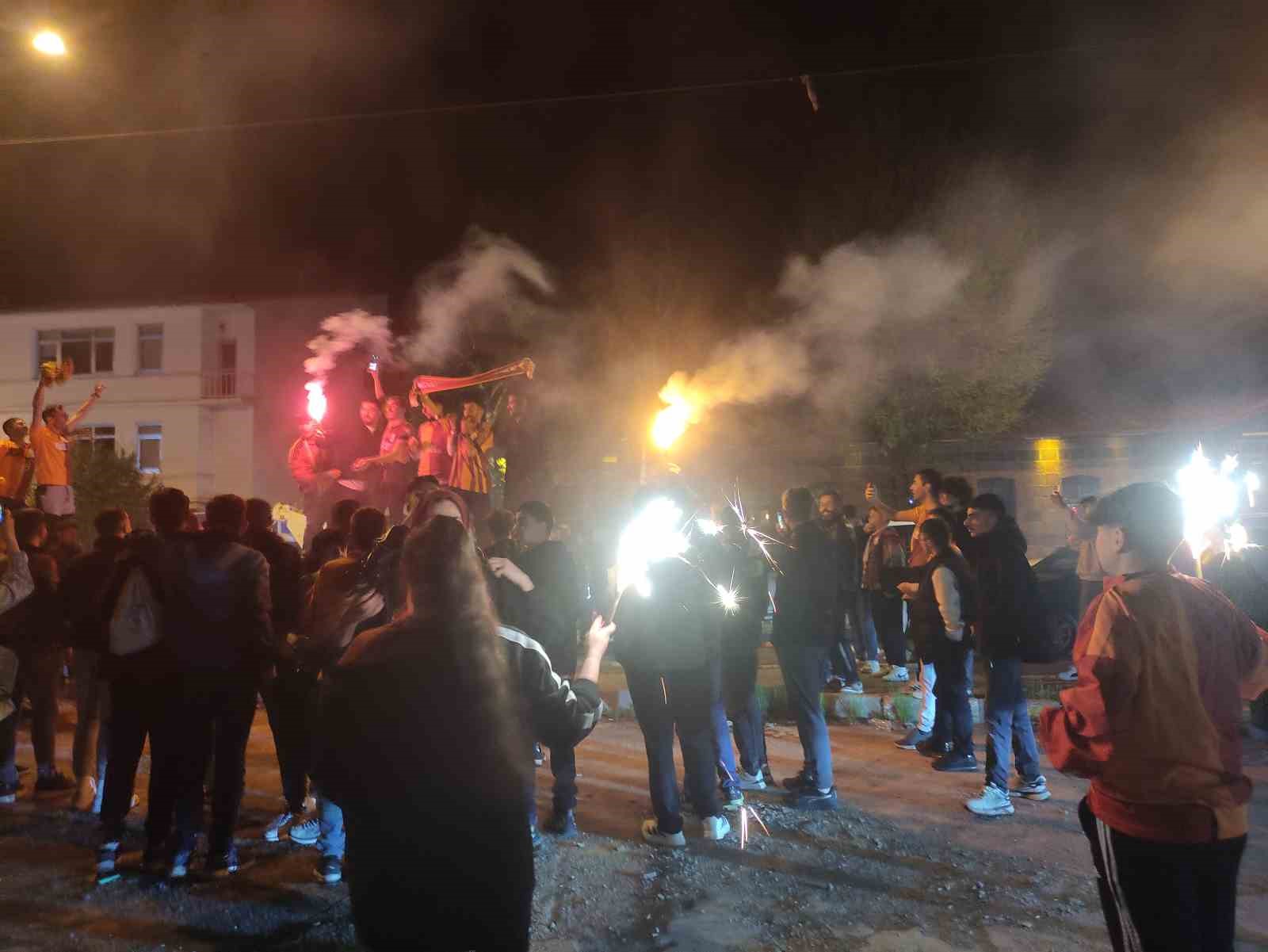 Galatasaray taraftarları Ardahan’da şampiyonluğu kutluyor