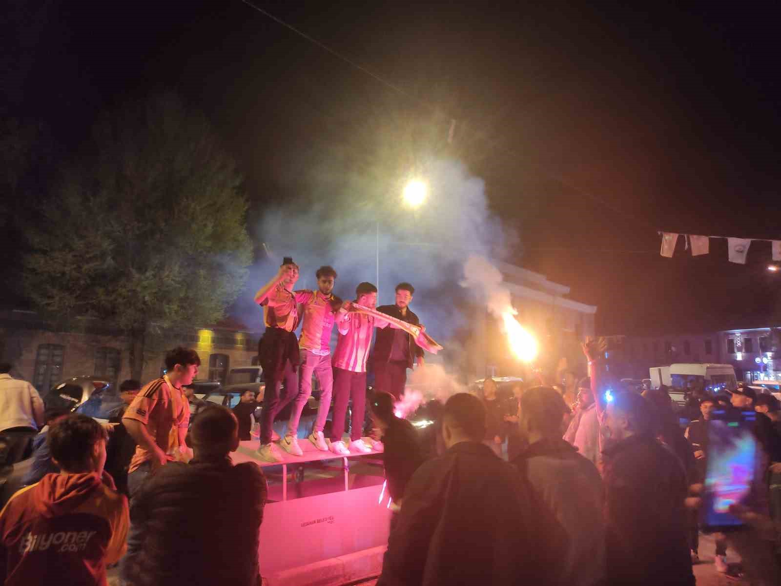 Galatasaray taraftarları Ardahan&rsquo;da şampiyonluğu kutluyor
