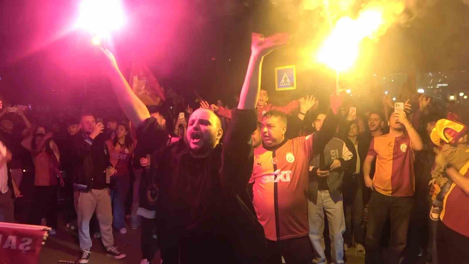 Şampiyonluk kutlamalarında Fenerbahçe tabutu taşındı